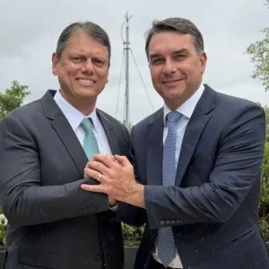 SP: Flávio Bolsonaro quer atrelar campanha a Tarcísio de Freitas