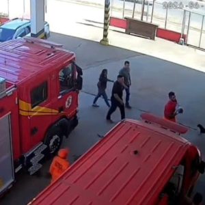 Criança é reanimada após ser arremessada de moto durante acidente