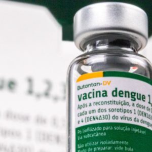 Anvisa cria grupo para investigar vacina da dengue do Butantan após relatos de mortes e eventos adversos graves