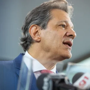 Em meio à pré-campanha, Haddad rebate críticas de Tarcísio ao governo Lula