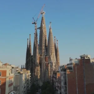 Papa Leão vai inaugurar torre da Sagrada Família nesta quarta-feira (10)