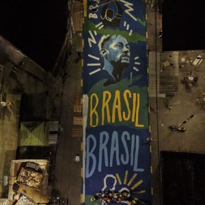 Pintura ressignifica rua marcada por operação letal no Rio de Janeiro