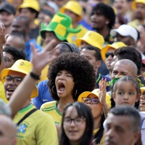 Torcedores se reúnem no centro de SP para assistir ao jogo do Brasil