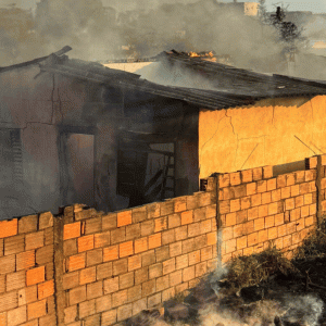 Casa é destruída após fogo de queimada em lote se espalhar em Araguari