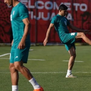 Em carta deixada em vestiário, seleção iraniana pede paz entre nações