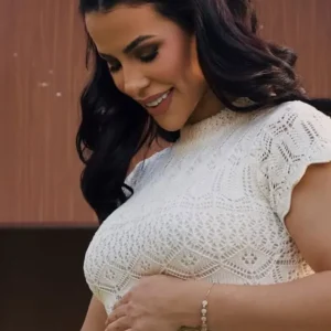 Grávida, ex-BBB Larissa Tomásia mostra barriga da primeira gestação