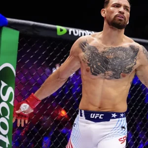 Brasileiro pede mulher em casamento após vitória no UFC da Casa Branca