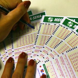 Mega-Sena acumula e prêmio principal vai para R$ 12 milhões