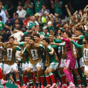 México abre Copa vencendo África do Sul em duelo com três expulsões