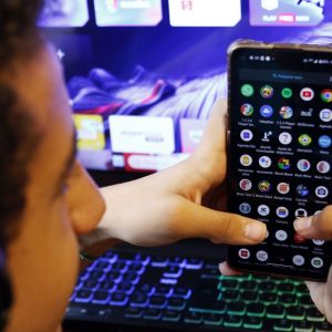 Plataformas passam a exigir autorização para remunerar menores