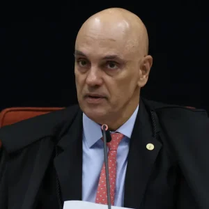 Eduardo “recebeu Pix de milhões” e tem condições de pagar multa, diz Moraes