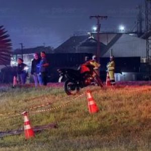 Adolescente morre após moto bater contra placa na BR-163