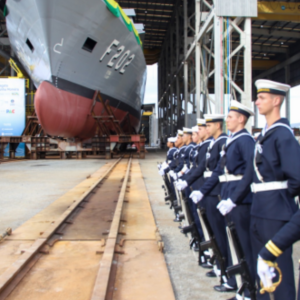 Brasil apresenta novo navio de guerra com a presença de Lula