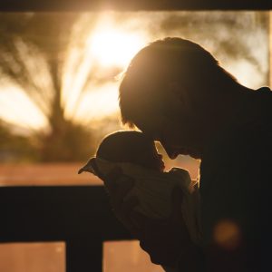 Licença-paternidade diminui risco de depressão para homens