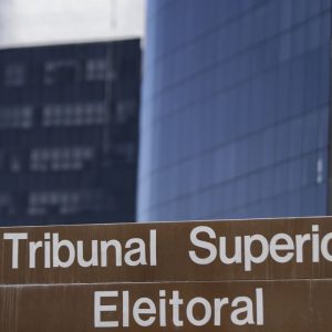 TSE julga liminar que suspendeu pesquisa desfavorável a Flávio