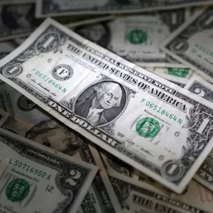 Dólar abre em queda com noticiário do Oriente Médio no radar