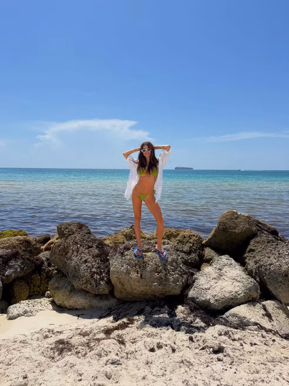 Thaila Ayala abre álbum com biquíni de crochê nas cores da bandeira do Brasil e segue tendência da Copa — Foto: Reprodução/Instagram