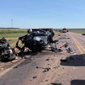 MT: Idosos morrem em acidente entre carro e dois caminhões na BR-364