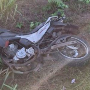 Motociclista morre ao bater em meio-fio na Estrada da Guia