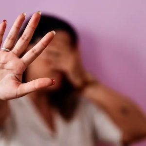 “Amigo” da família invade casa na madrugada e estupra mulher ao lado do companheiro – Muvuca Popular