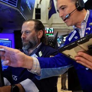 Wall Street sobe com guerra e dados econômicos no radar