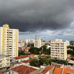 Cuiabá entra em alerta para chuvas intensas, ventos fortes e granizo