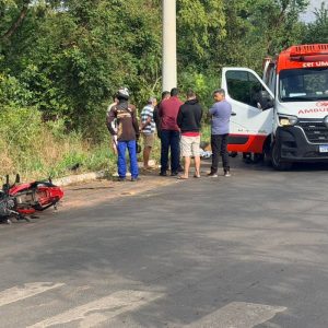 Com uma hora de diferença, duas pessoas morrem em batidas de moto contra postes em Cuiabá