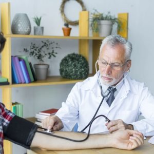 Você sabe medir a pressão corretamente? Entenda o passo mais eficaz para evitar infartos e AVCs