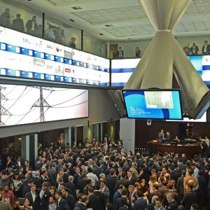 Ibovespa volta aos 174 mil pontos com aposta na Selic, e dólar cai