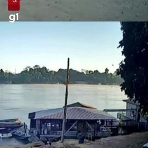 Carro ‘mergulha’ em rio após motorista esquecer de puxar freio de mão