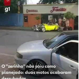 Carro clássico em Cuiabá perde controle e atinge motos; veja vídeo