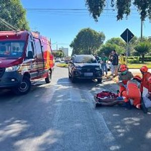 Motociclista não consegue frear, bate em carro e fica ferido em cruzamento de Nova Mutum/MT; Veja vídeo  | Power Mix