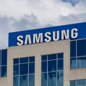 Samsung vê lucro disparar 18 vezes, mas ações caem por gastos com IA