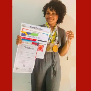 Adolescente de periferia em MT transforma vivências em poesia e conquista prêmios literários nacionais