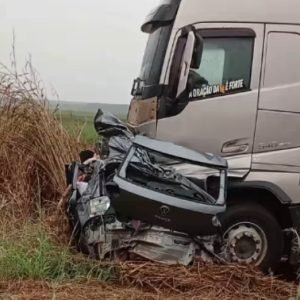 Três pessoas morrem esmagadas em batida entre Polo e carreta em Nova Mutum | RepórterMT