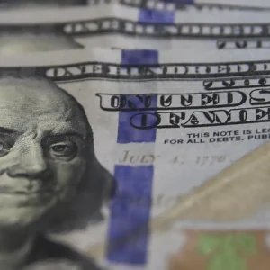 Dólar cai para R$ 5,07, no menor nível em um mês