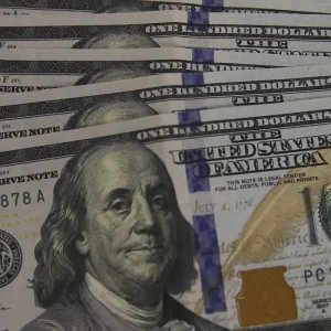 Dólar cai para R$ 5,08, e bolsa recua pela quarta vez consecutiva