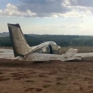 Sem ocupantes e com trem de pouso quebrado, avião é encontrado abandonado em fazenda de MT | Power Mix