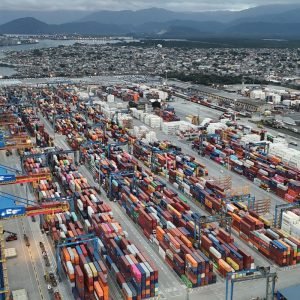 Exportações batem recorde e déficit das contas externas cai em junho