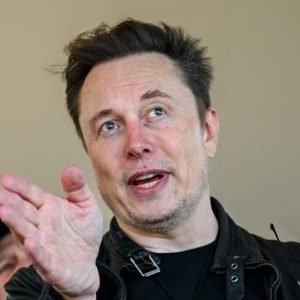 Musk diz que pode doar fortuna após desafio de Nobel de Economia no X