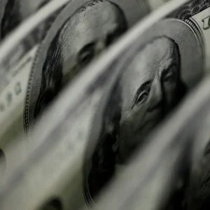 Dólar sobe para R$ 5,11, e bolsa fica estável, apesar de tensão global