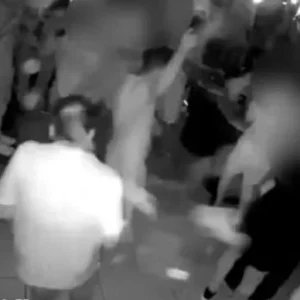 VEJA O VÍDEO: criminoso invade casa noturna para atacar policial e provoca correria