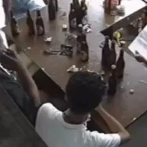 VEJA O VÍDEO: ataque brutal dentro de loja termina com quatro jovens mortos