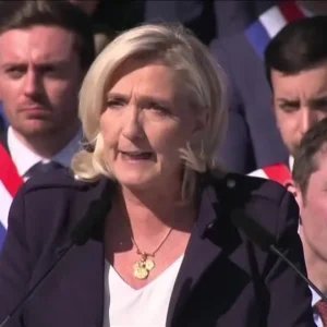 Le Pen lidera pesquisas para eleição de 2027 mesmo após condenação