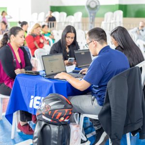 Exames de vista, Cadastro Único e vacinação são oferecidos de graça