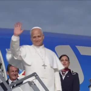 Papa envia mensagem aos EUA ao visitar marco de imigrantes no 4 de julho