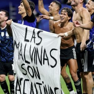 Ato de jogadores argentinos reacende debate sobre domínio das Malvinas