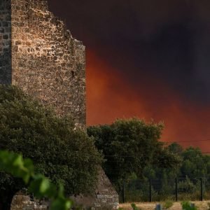 Incêndios florestais ameaçam cidade histórica francesa de Bordeaux