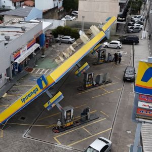 Polícia investiga morte de três eletrocutados após ventania no Rio