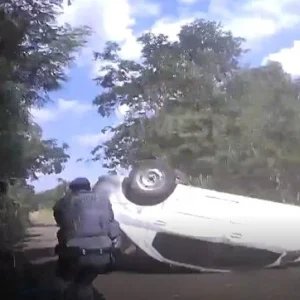 “Vou colocar fogo em tudo”: homem sequestra filha de 2 anos, encharca carro com etanol e capota durante fuga. VEJA VÍDEO